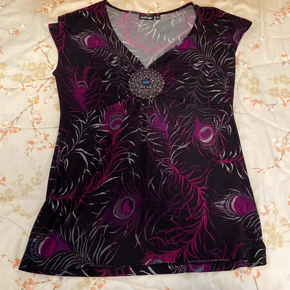 Sleeveless top V neckline